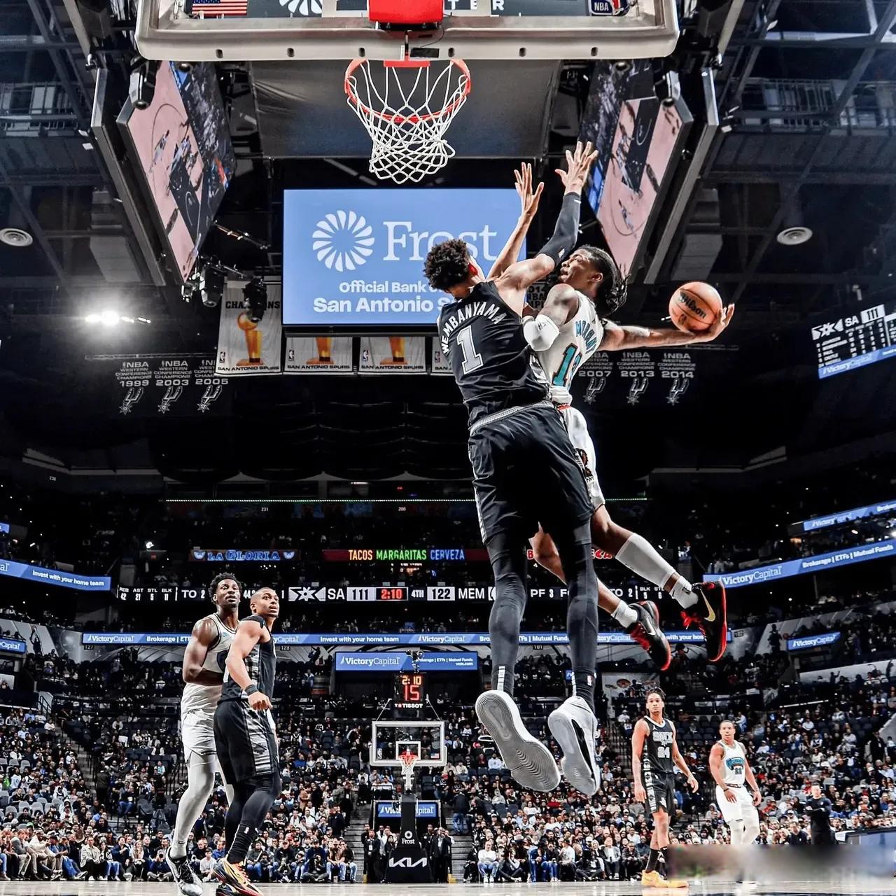 从夏洛特黄蜂止住颓势备战NBA季后赛到夏洛特黄蜂围绕足总杯单刀错失，瓦伦西亚远射贴柱备战国王杯的简单介绍